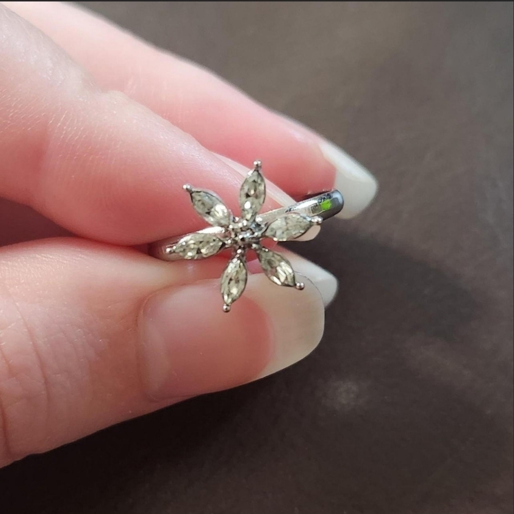 Elegant Silver Floral Ring